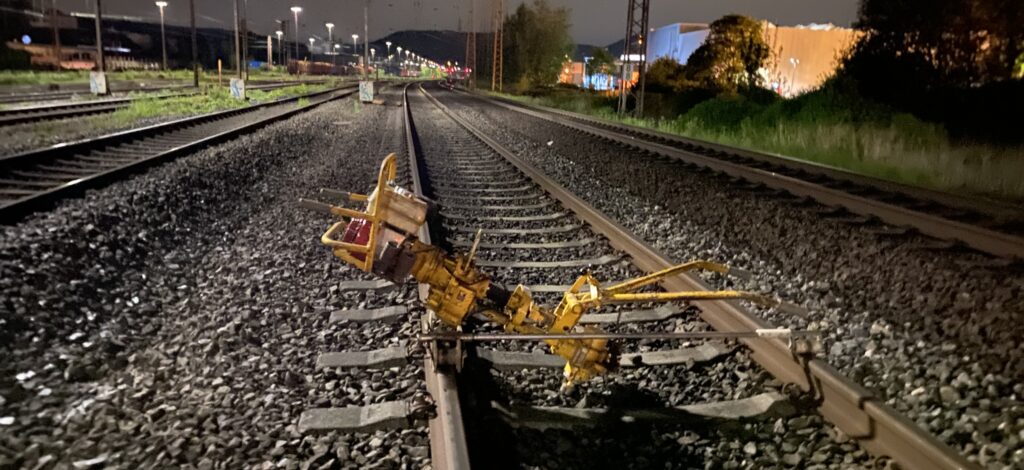 Schraubpflug mit dem Schrauben an den Gleisen gelöst werden können.