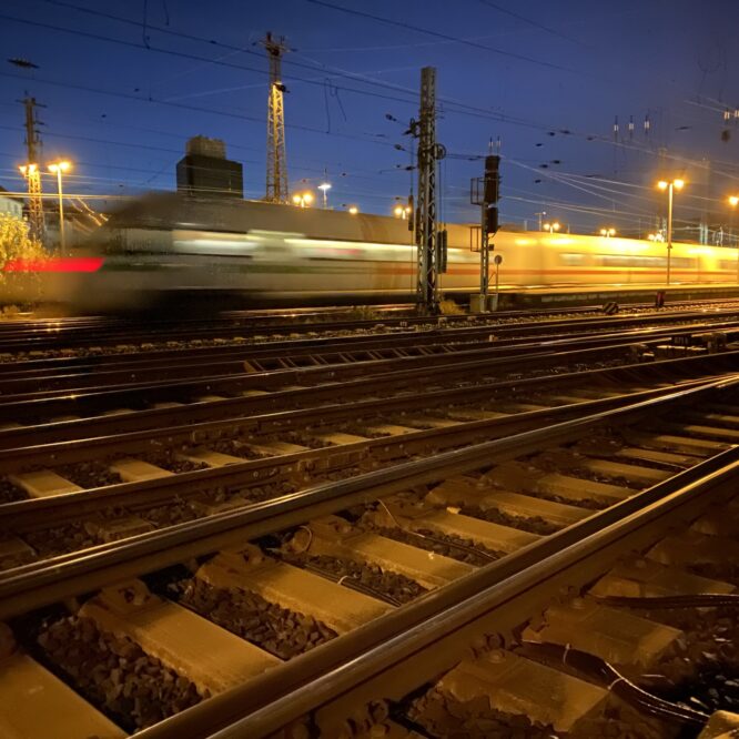 Der Hagener Hauptbahnhof bei Nacht. Ein Zug fährt durch.