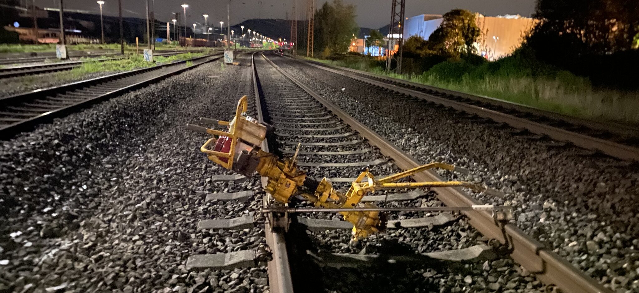 Schraubpflug mit dem Schrauben an den Gleisen gelöst werden können.